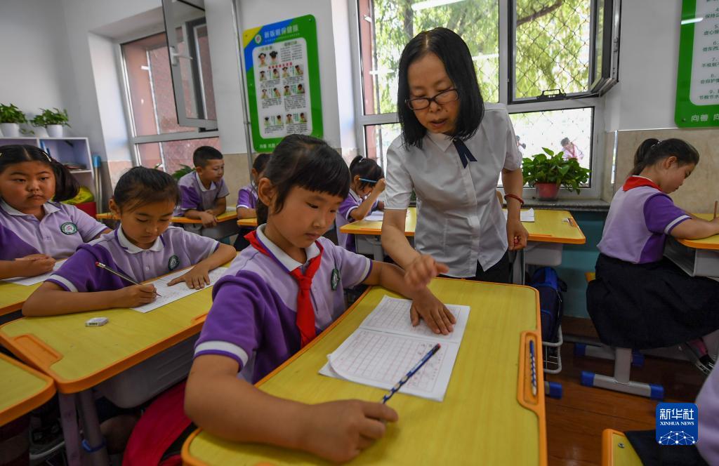 6月24日，在包頭市昆都侖區(qū)包鋼第十七小學(xué)，學(xué)生們利用課余時(shí)間學(xué)習(xí)硬筆書法。