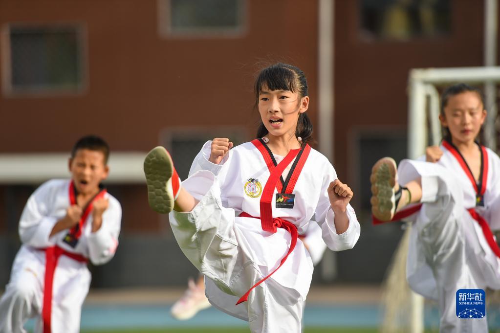 6月24日，在包頭市昆都侖區(qū)包鋼第十七小學，學生們利用課余時間學習跆拳道。