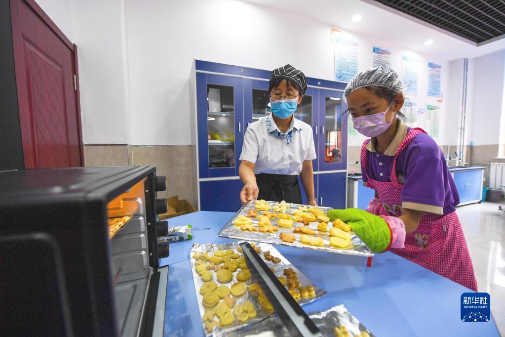 6月24日，在包頭市昆都侖區(qū)包鋼第十七小學(xué)，學(xué)生們利用課余時(shí)間學(xué)習(xí)烘焙。