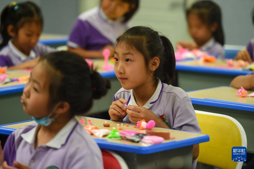 6月24日，在包頭市昆都侖區(qū)包鋼第十七小學(xué)，學(xué)生們利用課余時間學(xué)習(xí)手工。