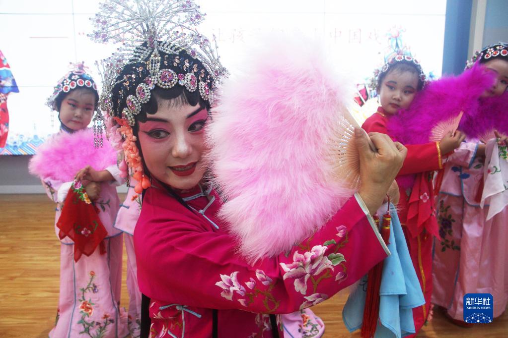 7月20日，在河北省唐山市豐潤(rùn)區(qū)太平路街道同慶社區(qū)，戲曲老師指導(dǎo)小朋友練習(xí)戲曲動(dòng)作。新華社發(fā)（朱大勇攝）