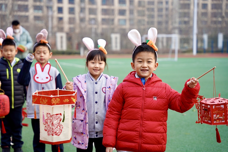 2月6日，山大附中奧體中路學(xué)校的孩子們展示寒假期間的手工作業(yè)。周晗 攝