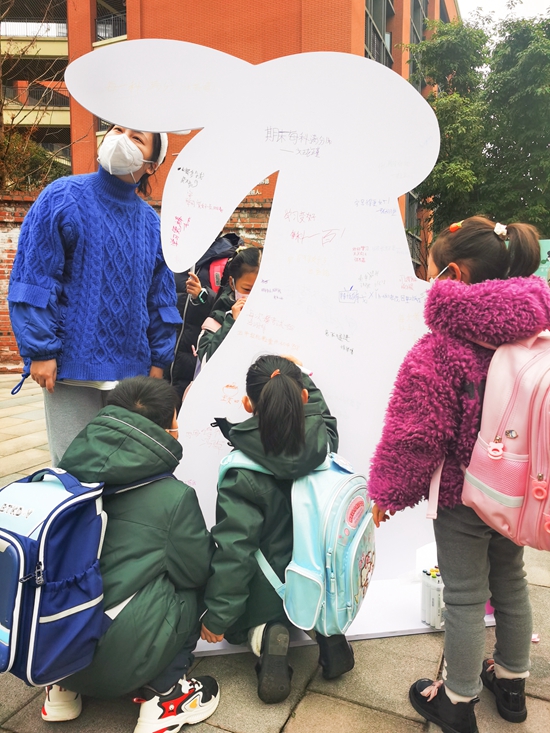 2月6日，重慶兩江新區(qū)童心青禾小學(xué)，小學(xué)生在兔子造型的留言板上，寫下新學(xué)期的願(yuàn)望。鄒樂(lè) 攝