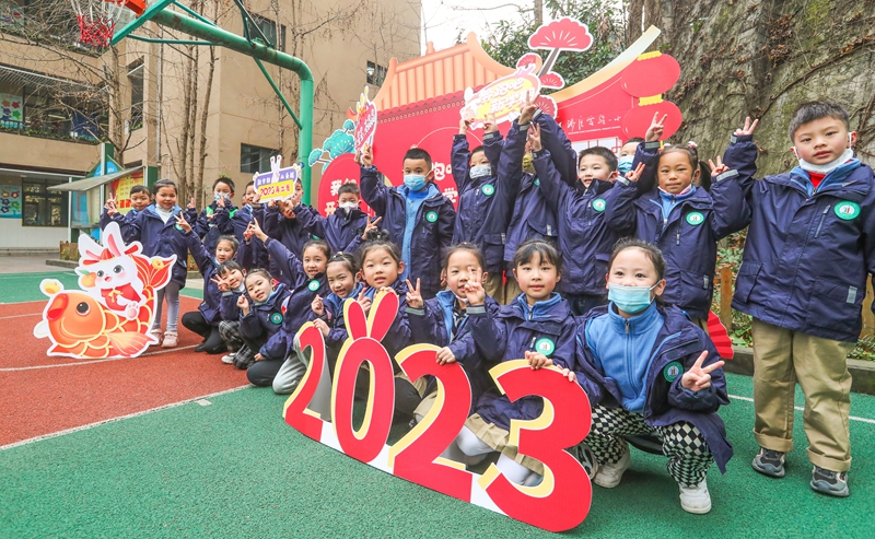 2月6日，重慶沙坪壩區(qū)第一實(shí)驗(yàn)小學(xué)，孩子們迎來(lái)新學(xué)期。郭晉 攝 