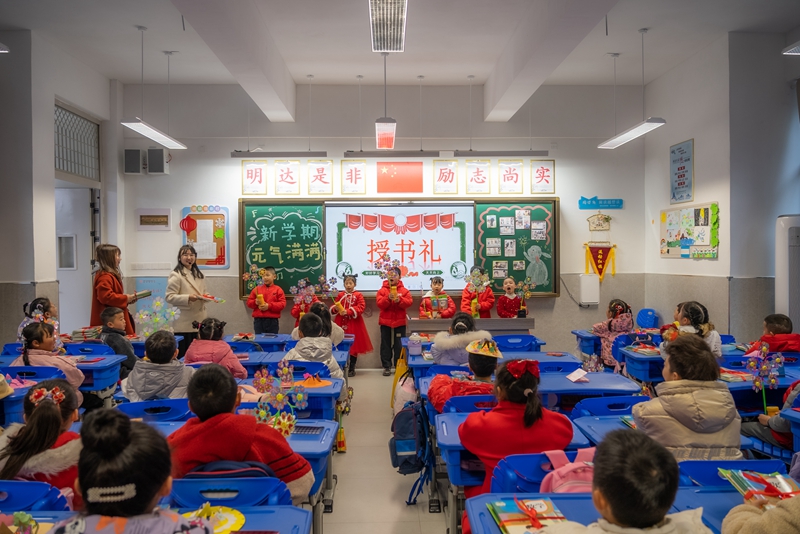 2月6日，武昌實(shí)驗(yàn)小學(xué)臨空港分校（西校區(qū)）舉辦授書禮活動。