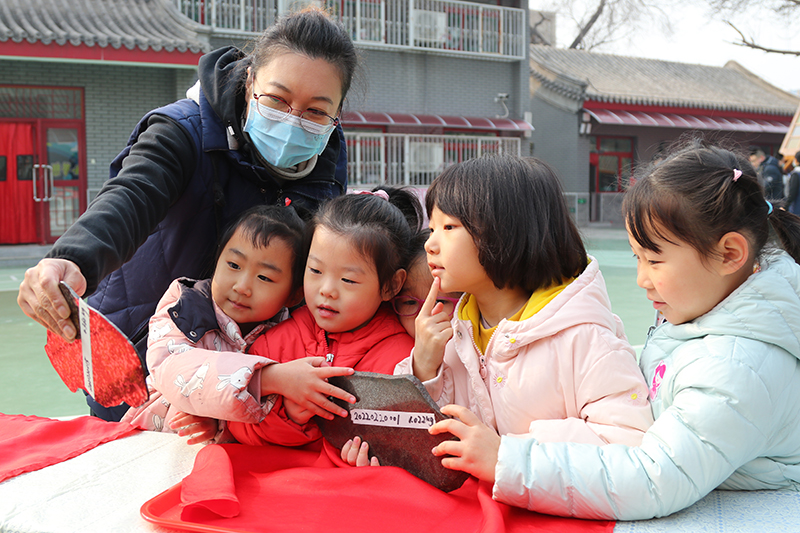 在北京市第一幼兒園吉祥魏家分園舉行第九屆“科學(xué)節(jié)”活動上，老師正在為小朋友們講解隕石的相關(guān)知識。校方供圖