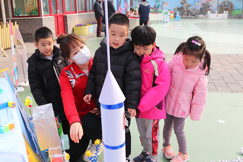 在北京市第一幼兒園吉祥魏家分園舉行第九屆“科學(xué)節(jié)”活動上，小朋友們正在學(xué)習(xí)太空知識。校方供圖