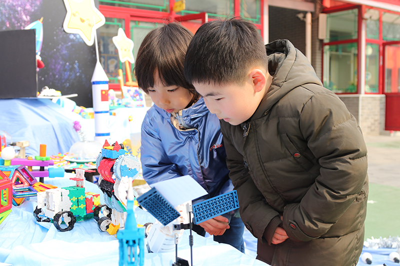 在北京市第一幼兒園吉祥魏家分園舉行第九屆“科學(xué)節(jié)”活動(dòng)上，小朋友們正在學(xué)習(xí)太空知識(shí)。校方供圖