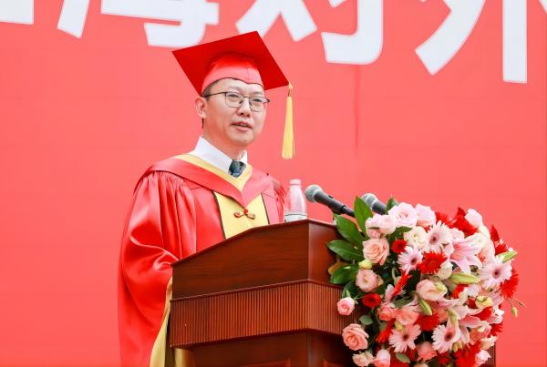 上海對外經(jīng)貿(mào)大學校長汪榮明在2023屆畢業(yè)典禮上講話。校方供圖
