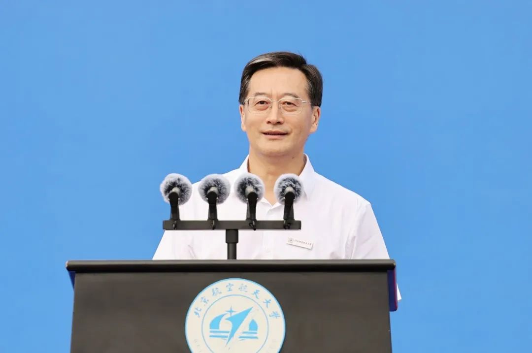 北京航空航天大學(xué)校長(zhǎng)王云鵬在2023年新生開學(xué)典禮上致辭。校方供圖