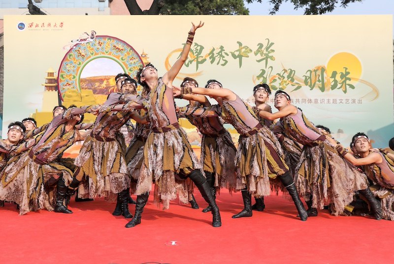 西北民族大學(xué)“錦繡中華·絲路明珠”文藝演出在京舉行。校方供圖