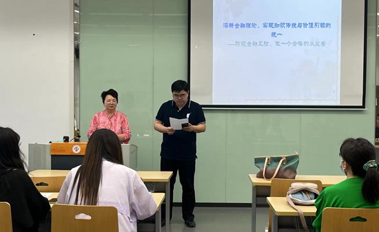 北京交通大學退休教師霍翠鳳在中國石油大學（北京）克拉瑪依校區(qū)授課。校方供圖