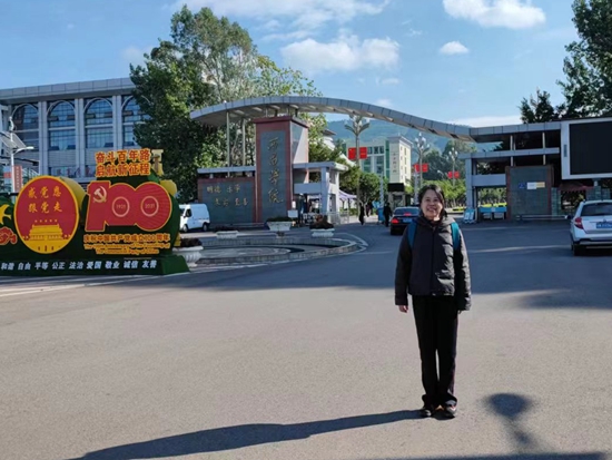 北京交通大學退休教師李唐軍在西昌學院。校方供圖