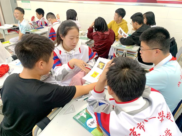 北京八一學(xué)校附屬玉泉中學(xué)初二生物課堂。北京市教委供圖