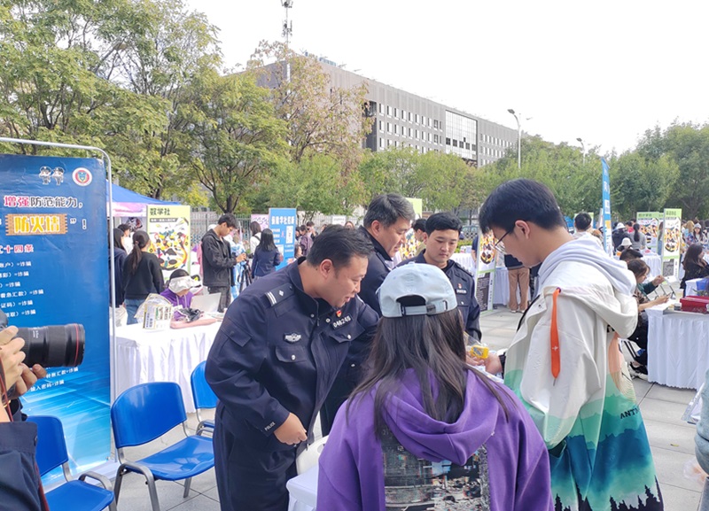 北京工商大學(xué)開展安全教育宣傳實(shí)踐月活動現(xiàn)場。校方供圖