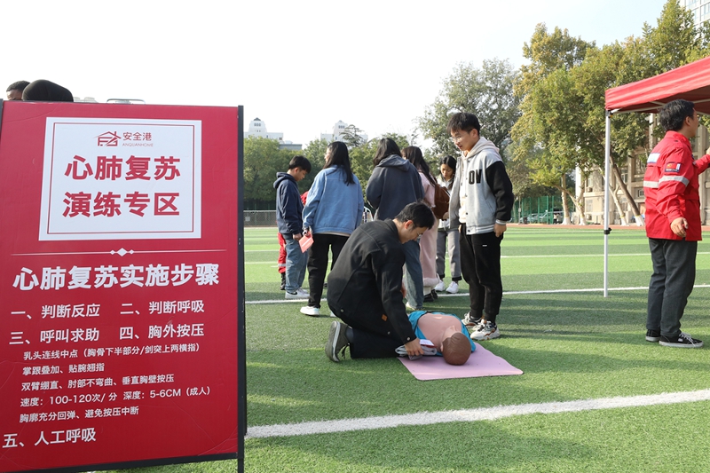 北京工商大學(xué)開展安全教育宣傳實踐月活動現(xiàn)場。校方供圖