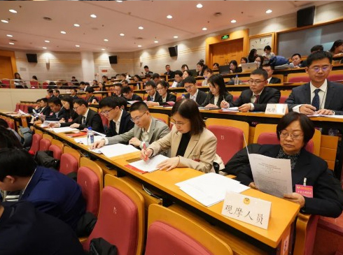           將“大思政課”開到政協(xié)會議上               北京高校思政課教師代表觀摩市政協(xié)會議   　1月20日上午，北京市政協(xié)第十四屆委員會第二次會議開幕。會上，北京市委教育工委聯(lián)合北京市政協(xié)研究室，組織10名北京高校思政課教師代表參與旁聽。此次活動作為北京市以實踐教學為主題的“大思政課”綜合改革試驗區(qū)建設的重要內容，旨在幫助思政課教師通過親身參與，更加全面了解市政協(xié)及其常委會的工作機制，深刻認識人民政協(xié)在全過程人民民主中的重要作用，直觀感受新時代首都發(fā)展的生動實踐，更好地立足京華大地講好“大思政課”。[詳細]