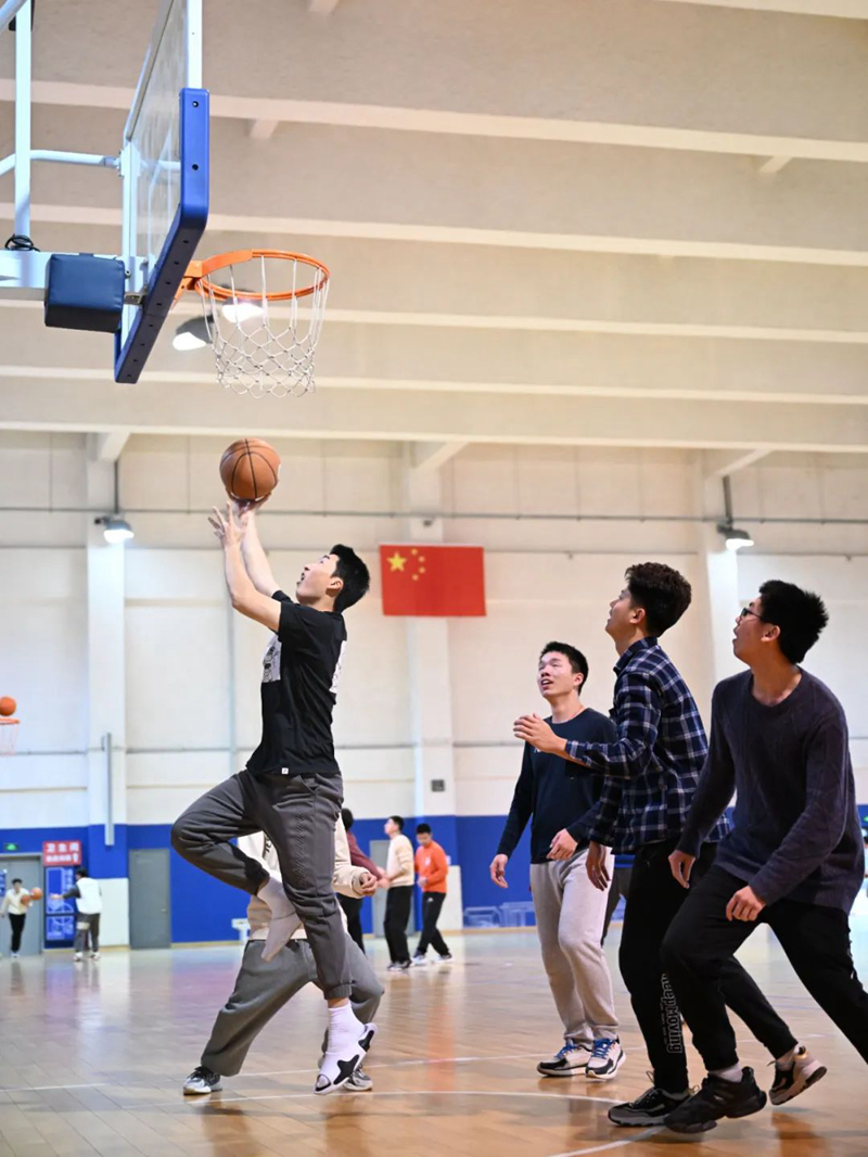 開學(xué)第一天，同濟(jì)大學(xué)的學(xué)生們?cè)隗w育課上打籃球。同濟(jì)大學(xué)供圖