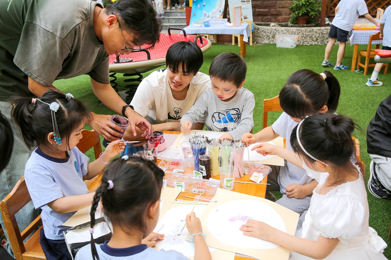 西北工業(yè)大學(xué)幼兒園舉行“小小探索者 大大科學(xué)夢”科技節(jié)活動。園方供圖