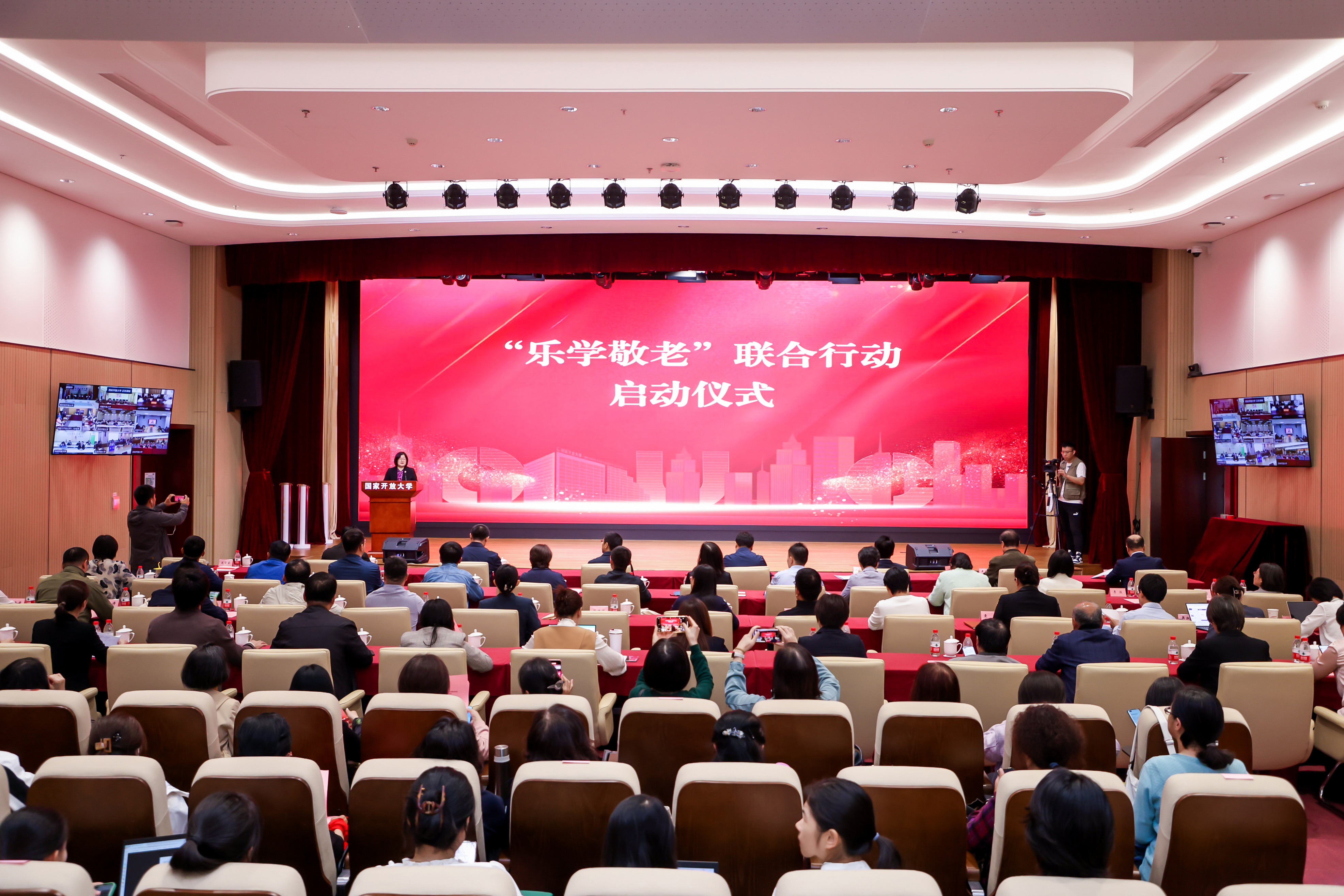“樂(lè)學(xué)敬老”聯(lián)合行動(dòng)啟動(dòng)儀式現(xiàn)場(chǎng)。學(xué)校供圖
