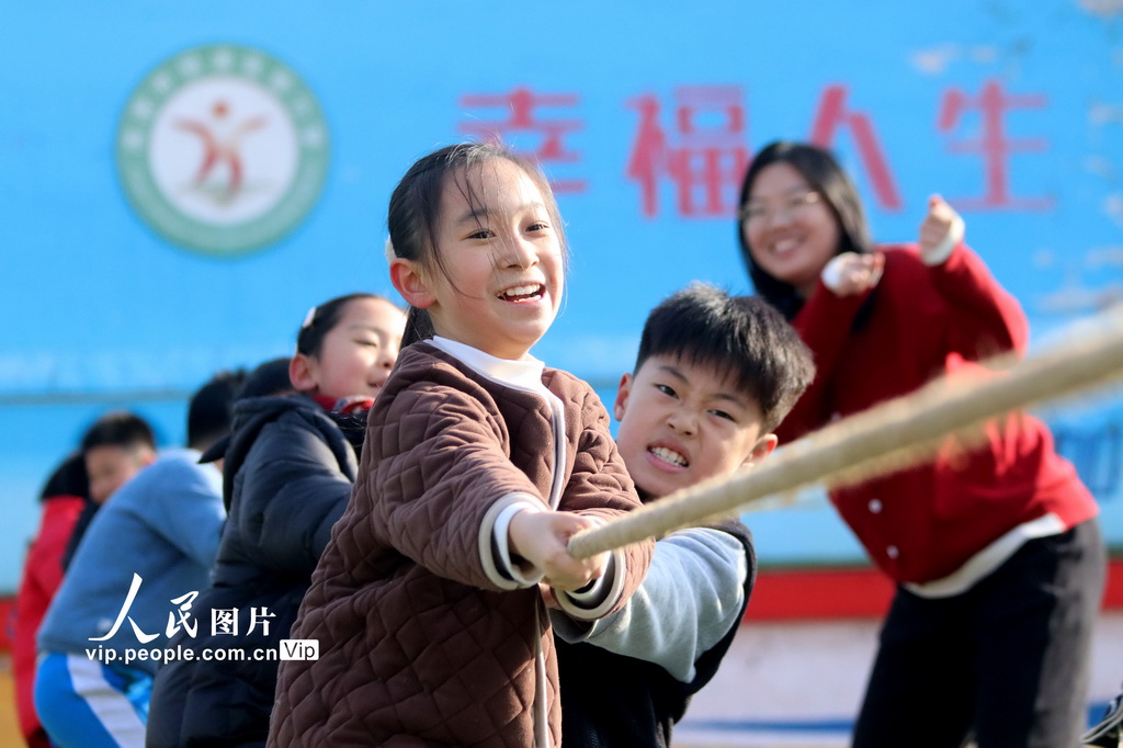 2024年12月27日，在山東省高密市恒濤實驗小學，孩子們在進行拔河比賽。
