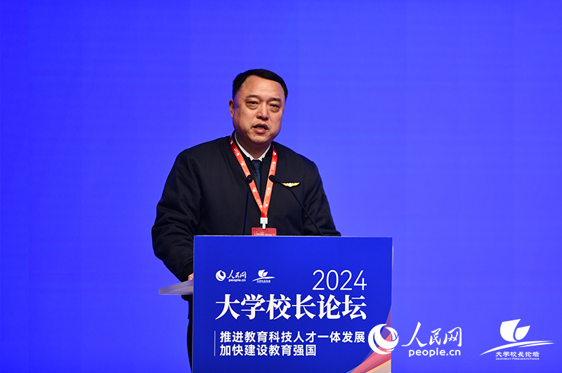 中國(guó)民用航空飛行學(xué)院黨委常委、副院長(zhǎng)馬建新。人民網(wǎng)記者 任峰濤攝