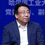     劉挺    哈爾濱工業(yè)大學(xué)黨委常委、副校長(zhǎng)數(shù)字化時(shí)代將實(shí)現(xiàn)教育規(guī)模化和教育個(gè)性化兩個(gè)維度的結(jié)合。同時(shí)，要在學(xué)習(xí)過(guò)程中擁抱大模型，使用大模型工具，不斷提高自己的信息素養(yǎng)。