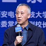     王泉    西安電子科技大學(xué)黨委常委、副校長(zhǎng)運(yùn)用數(shù)字化的手段，學(xué)生可以隨時(shí)隨地學(xué)到整套頂尖的課程，不僅能降低學(xué)習(xí)成本，對(duì)于全民學(xué)習(xí)型社會(huì)的建設(shè)也非常有意義。