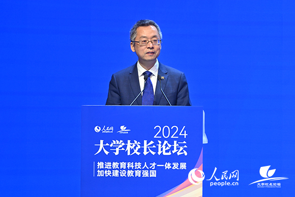 中國(guó)高等教育學(xué)會(huì)副會(huì)長(zhǎng)、秘書長(zhǎng)李楠致辭。人民網(wǎng)記者 翁奇羽攝