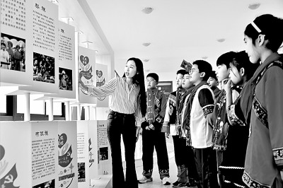 江蘇省如皋經濟技術開發(fā)區(qū)第三實驗小學“紅石榴家園”，統(tǒng)戰(zhàn)部門工作人員向學生介紹各民族文化習俗。吳樹建攝/光明圖片