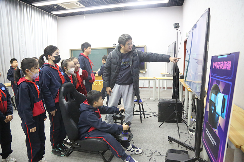 北京市東城區(qū)地壇小學(xué)學(xué)生體驗(yàn)VR技術(shù)。校方供圖