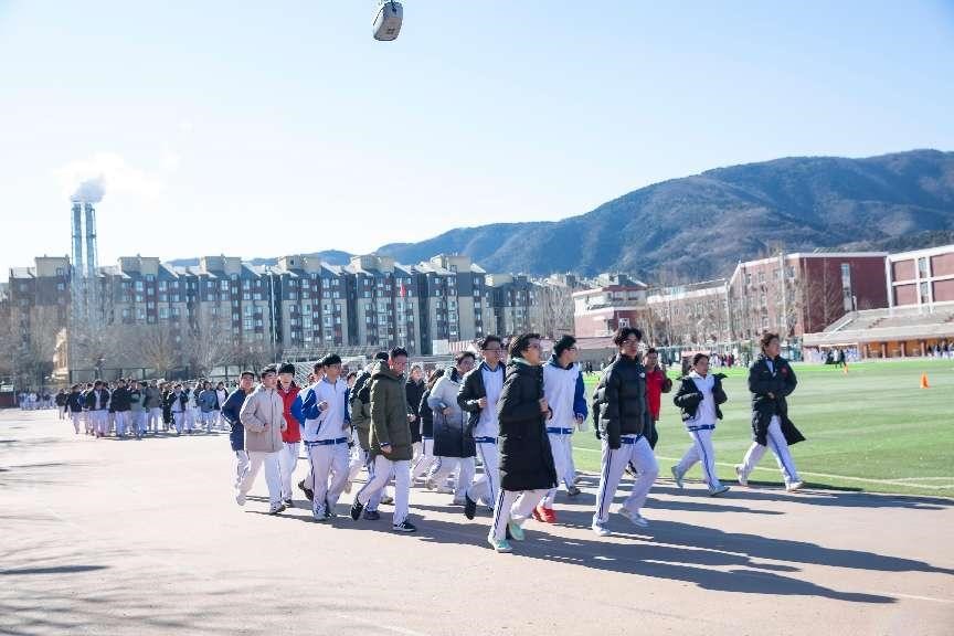北京中法實驗學校學生在校園跑步。校方供圖