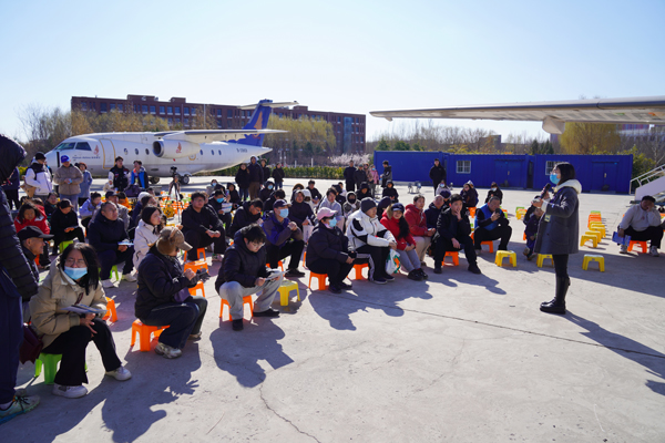 北京科技職業(yè)大學(xué)航空工程學(xué)院與考生和家長交流互動。北京科技職業(yè)大學(xué)供圖