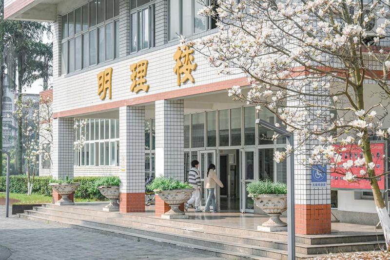西南醫(yī)科大學(xué)明理樓前，靜謐中藏著生機。孫偉航攝