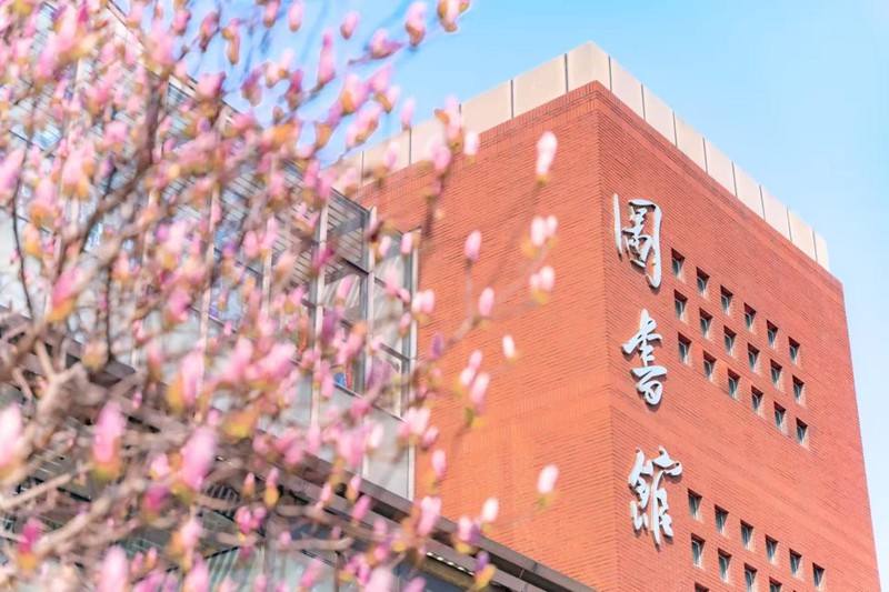 中國(guó)人民大學(xué)通州校區(qū)圖書館，春色悄然而至。吳玨林?jǐn)z