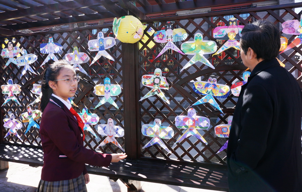 3月24日，府學(xué)胡同小學(xué)學(xué)生向來(lái)賓介紹同學(xué)們繪制的風(fēng)箏。