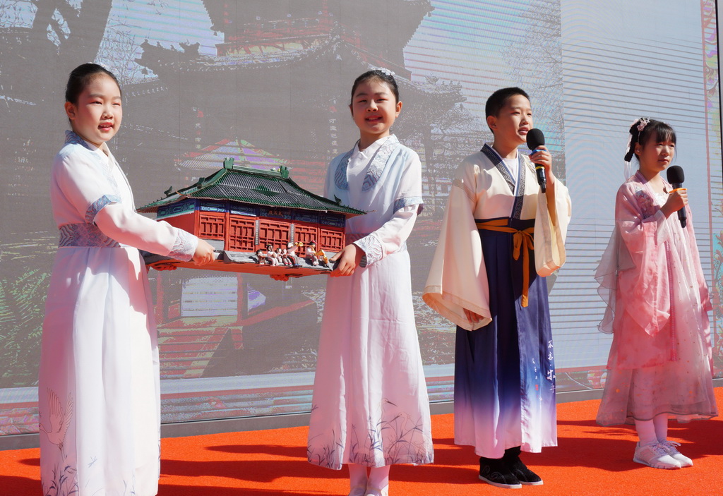 3月24日，府學(xué)胡同小學(xué)學(xué)生在書畫攝影展開幕式上展示手工作品。