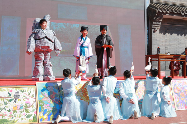 展覽開幕式上，府學學子上演情景劇《鵝池》。府學胡同小學供圖