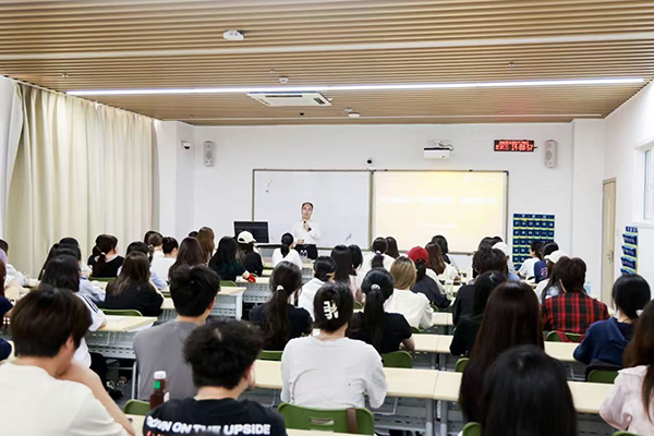 深圳職業(yè)技術(shù)大學(xué)黨委副書記、校長許建領(lǐng)為學(xué)生授課。學(xué)校供圖