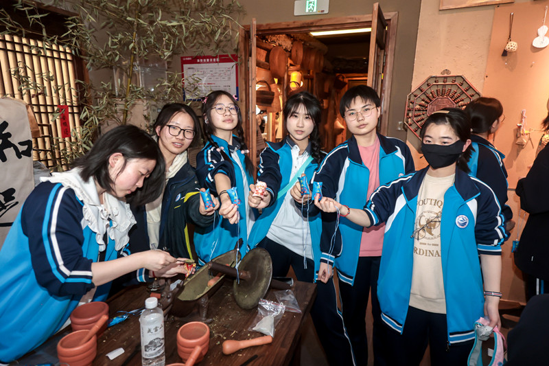 同學(xué)們親手制作中醫(yī)香囊。校方供圖