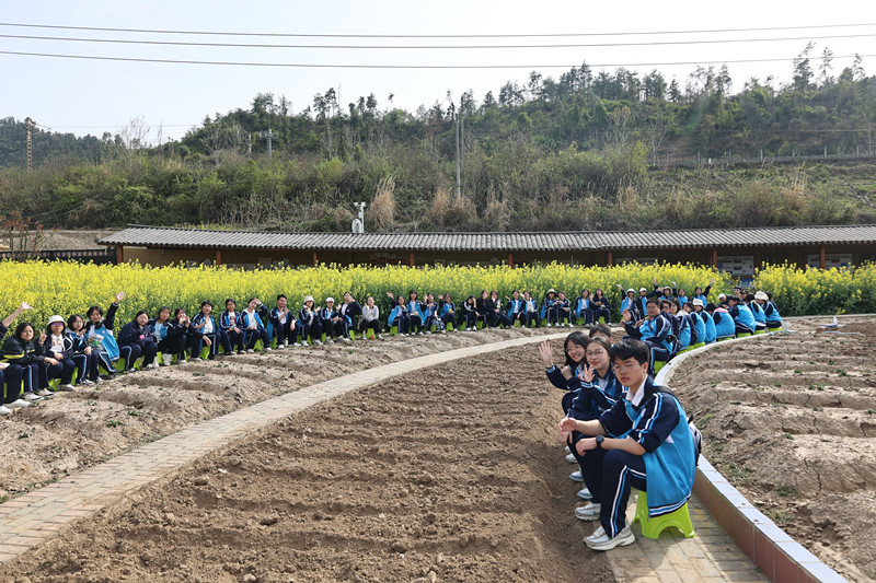 同學們在田間地頭合影留念。校方供圖