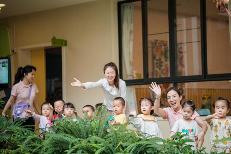 教師與幼兒在一起。園方供圖