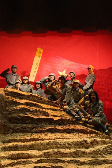 “不怕困難，不怕犧牲，為共產(chǎn)主義事業(yè)奮斗到底！”徐學弋在犧牲時沒有完成的入黨宣誓，由他身邊的同學們?yōu)樗瓿伞?></p>
<p style=