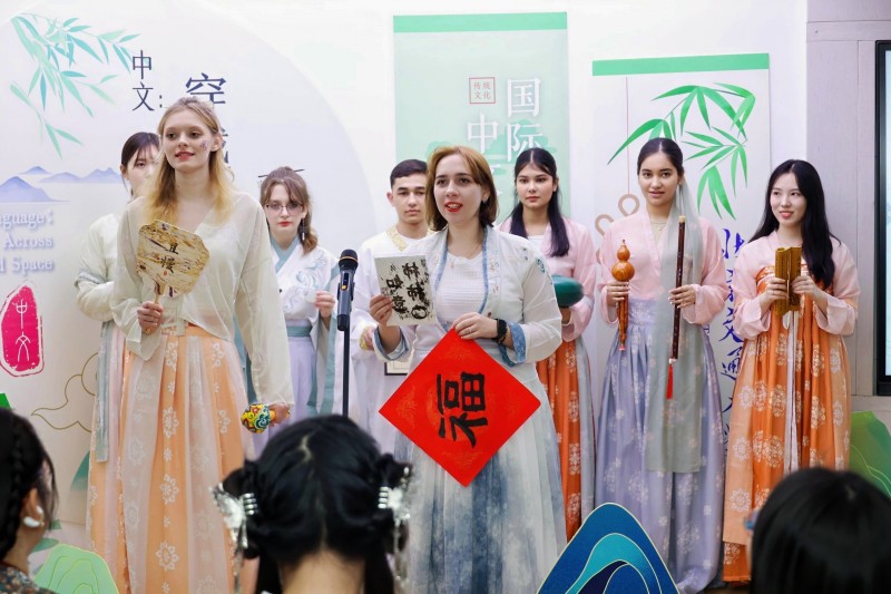 留學生穿上漢服，感受中華文化的魅力。校方供圖