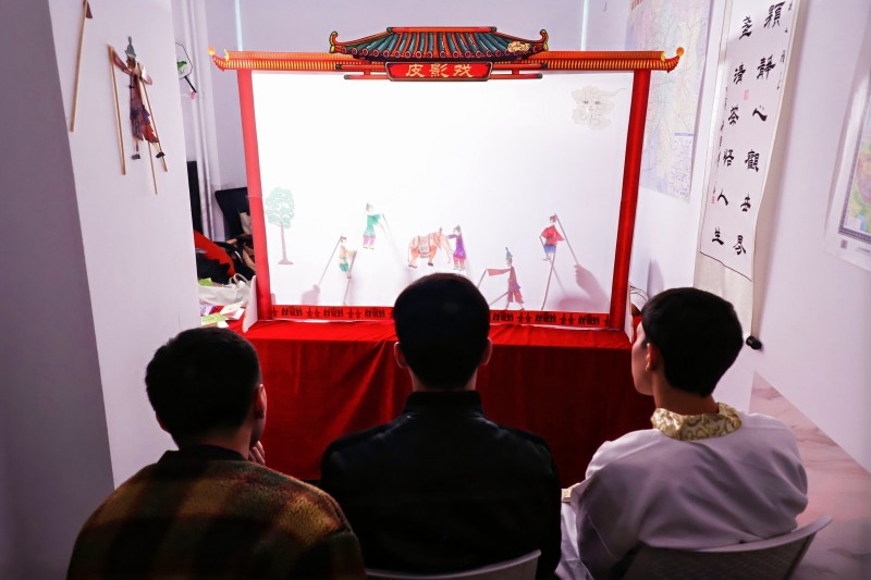 留學(xué)生觀(guān)看皮影戲。校方供圖