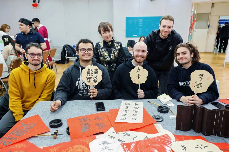 留學生展示書法成果。校方供圖