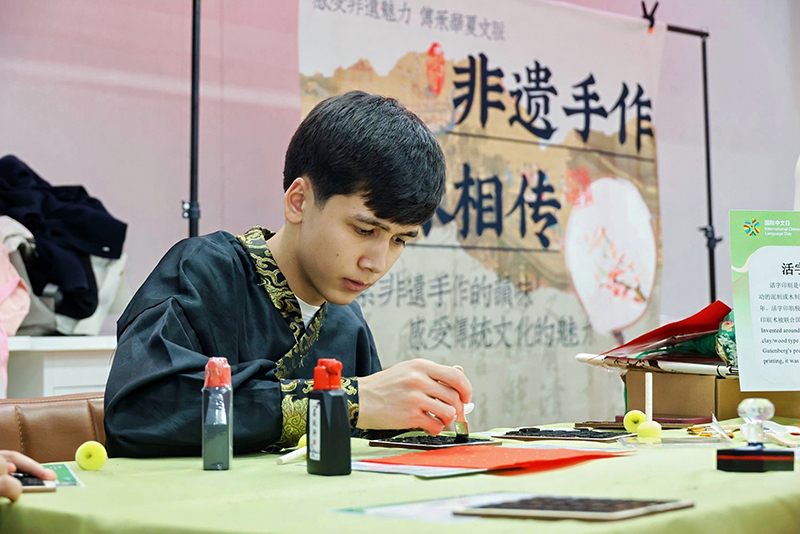留學(xué)生體驗(yàn)活字印刷的制作。校方供圖