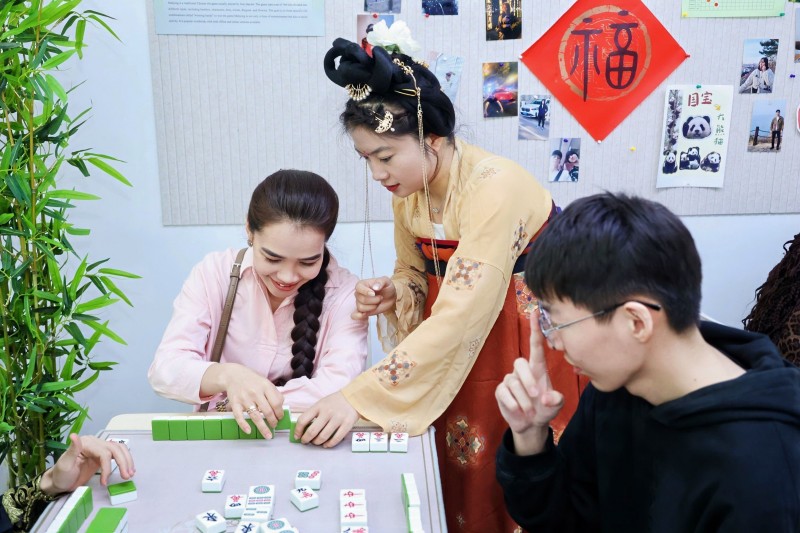 留學(xué)生學(xué)習(xí)中國麻將的玩法。校方供圖