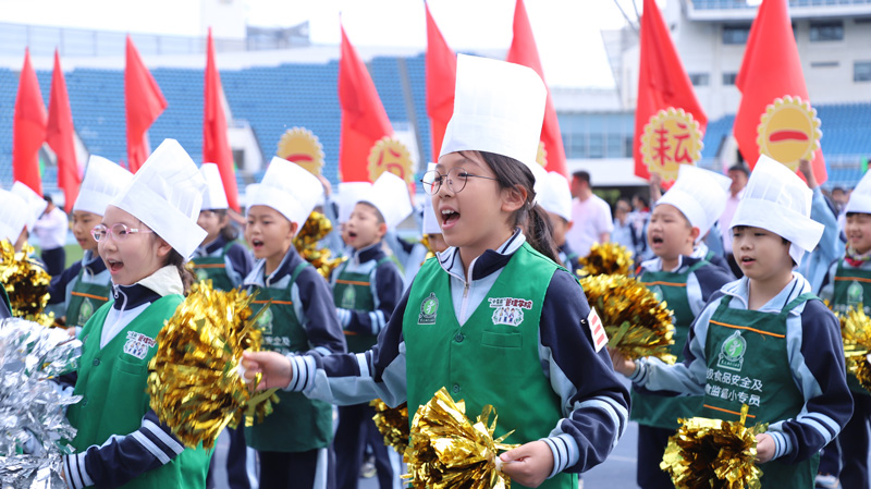 黑芝麻胡同小學(xué)的學(xué)生在運(yùn)動(dòng)會(huì)開幕式上表演。主辦方供圖