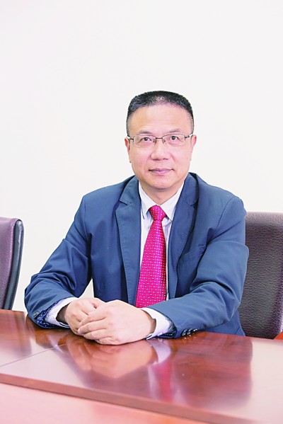 徐飛 教授、博士生導(dǎo)師。歷任上海交通大學(xué)副校長(zhǎng)、西南交通大學(xué)校長(zhǎng)、上海財(cái)經(jīng)大學(xué)常務(wù)副校長(zhǎng)，現(xiàn)任福耀科技大學(xué)常務(wù)副校長(zhǎng)。國(guó)務(wù)院政府特殊津貼專家。先后兼任中國(guó)鐵道學(xué)會(huì)副理事長(zhǎng)，中國(guó)管理學(xué)會(huì)組織與戰(zhàn)略專業(yè)委員會(huì)副主任，教育部高等學(xué)校創(chuàng)新創(chuàng)業(yè)教育指導(dǎo)委員會(huì)副主任，中國(guó)高等教育學(xué)會(huì)創(chuàng)新創(chuàng)業(yè)教育分會(huì)理事長(zhǎng)，中國(guó)高質(zhì)量MBA教育認(rèn)証（CAMEA）工作委員會(huì)副主任，中國(guó)職業(yè)技術(shù)教育學(xué)會(huì)副會(huì)長(zhǎng)等。主要研究領(lǐng)域?yàn)閼?zhàn)略管理、競(jìng)爭(zhēng)戰(zhàn)略與博弈論、創(chuàng)新創(chuàng)業(yè)、跨文化戰(zhàn)略領(lǐng)導(dǎo)力等。出版著作20余部。